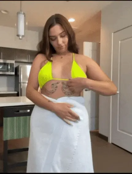 Hot curvy Vivian shows off her thick ass