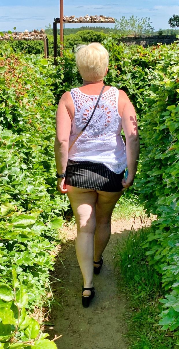 mature mini skirt no pantie upskiert
