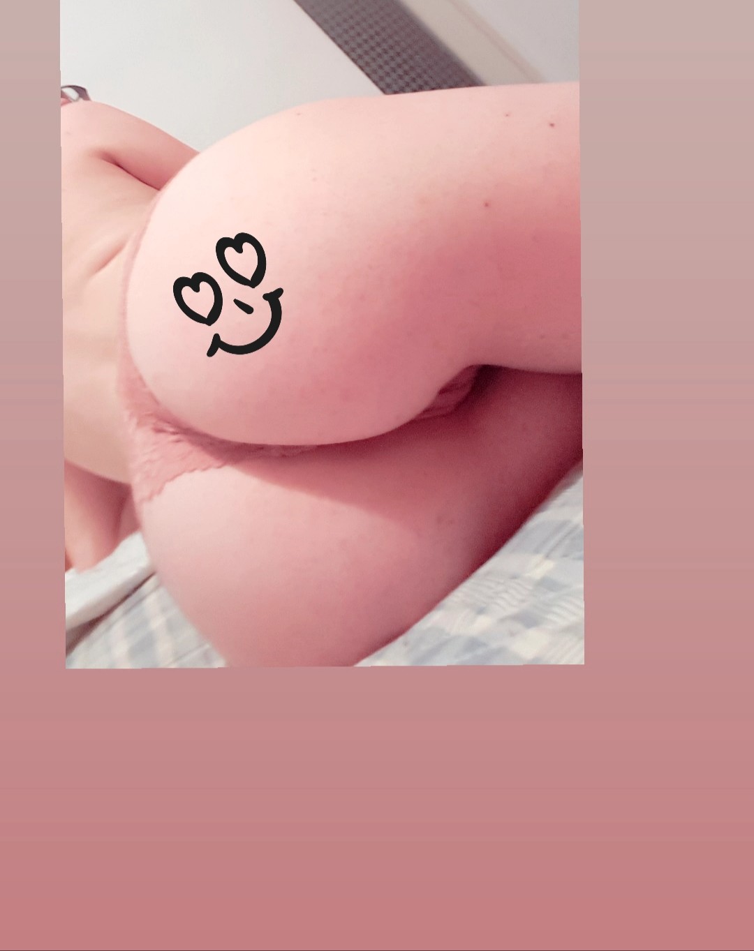 my gf round ass . do you like it ? comment and rate