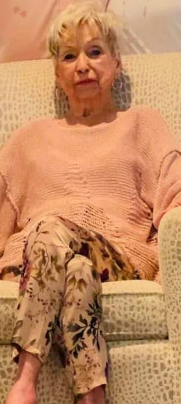 Joann is beautiful in cocksucker pink!❤