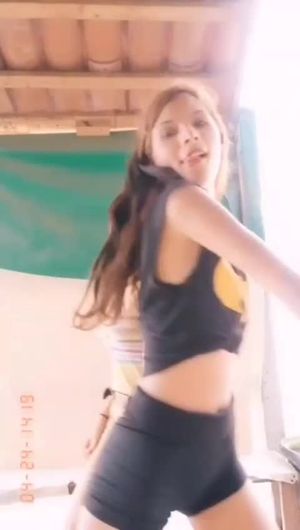 Flaca dances with her slutty body