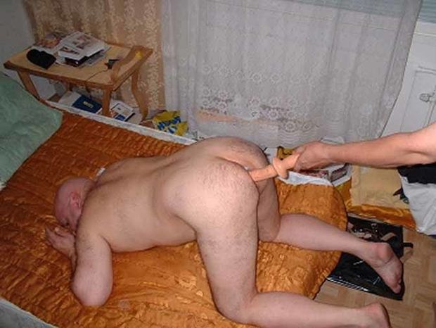 Slave Homo KOTILAINEN dildo in his asshole!