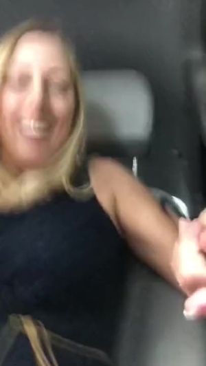 Mature blonde rubbing her pussy hard til she cums