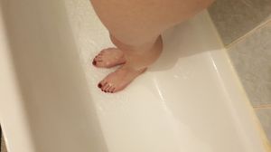 Cum on my legs and little feet pliz!