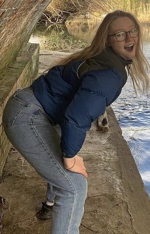 blonde slut twerking