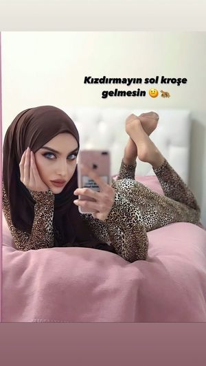 Sariikubraa ass and feet