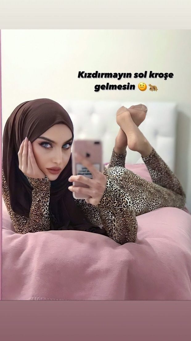Sariikubraa ass and feet