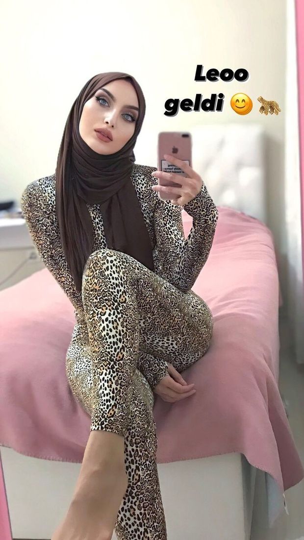 Sariikubraa ass and feet