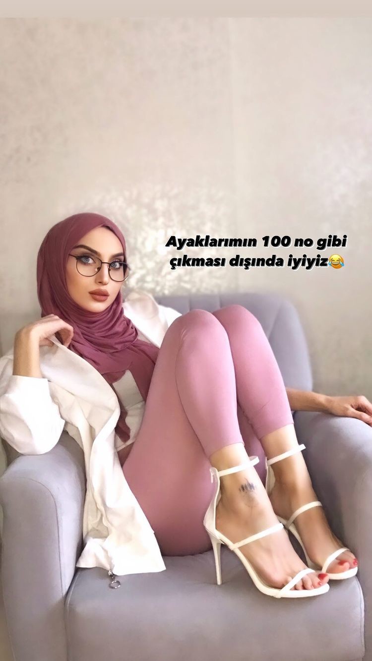 Sariikubraa ass and feet