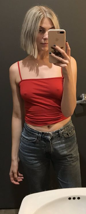 braless selfie