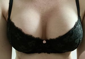 Hot wife sending naughty pic at work