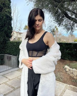 Alexandra Daddario Alo Fitness 3