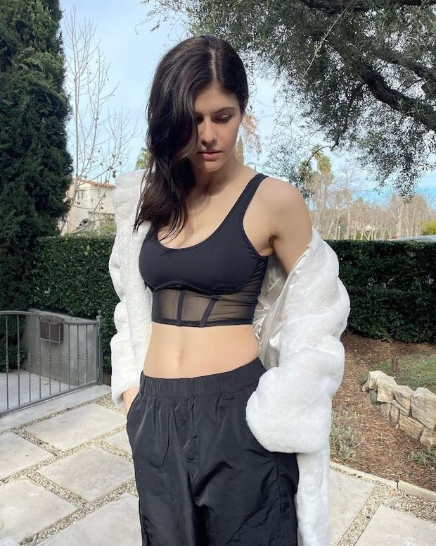 Alexandra Daddario Alo Fitness 4