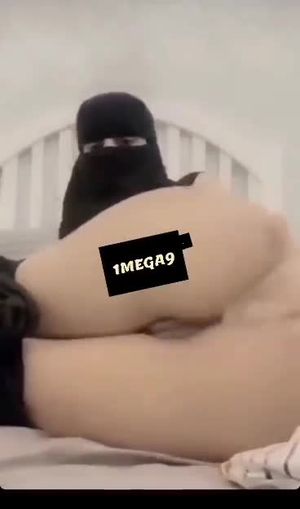 hijabi milf play with her ass