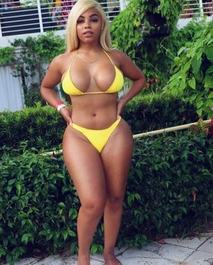 Nu-ski in a Yellow bikini