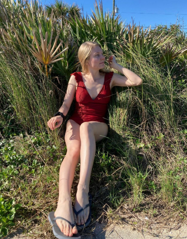Her toes are succable...or am I alone on this