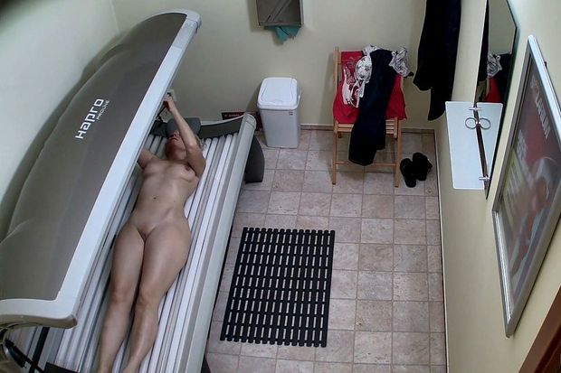 Mamuśka opala się nago w solarium