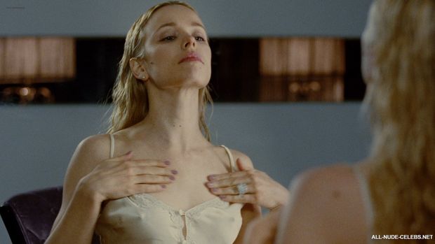 rachel mcadams showing off