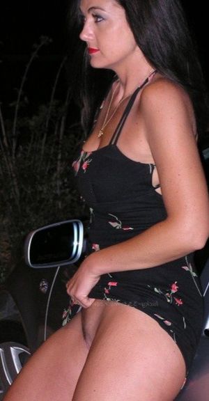 Looks like Linda Carter lifting her dress showing off her pussy ❤