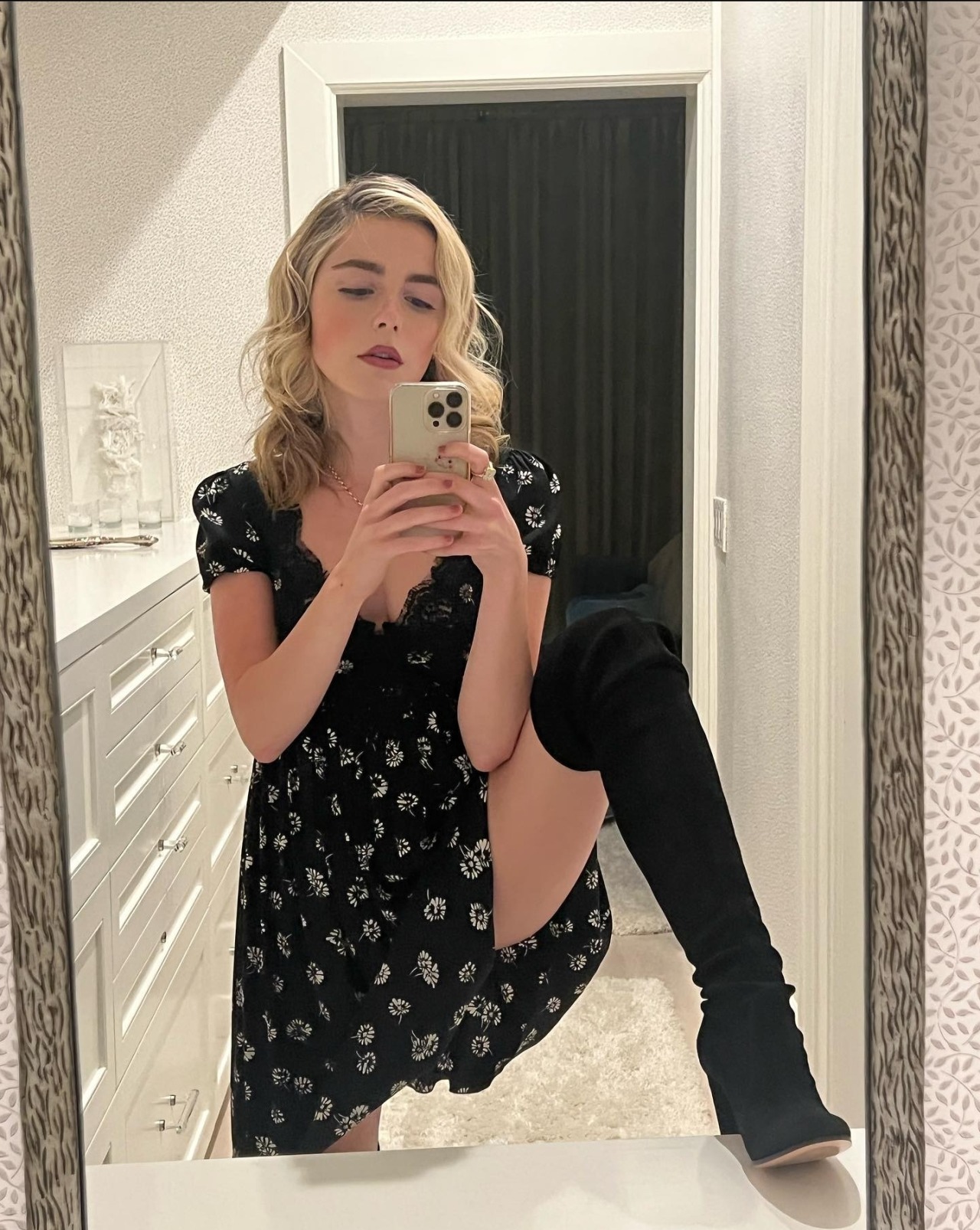 kiernan shipka leg up