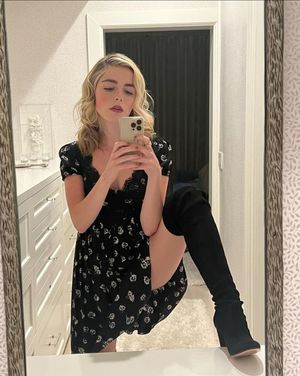kiernan shipka leg up