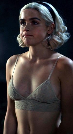 kiernan shipka bra