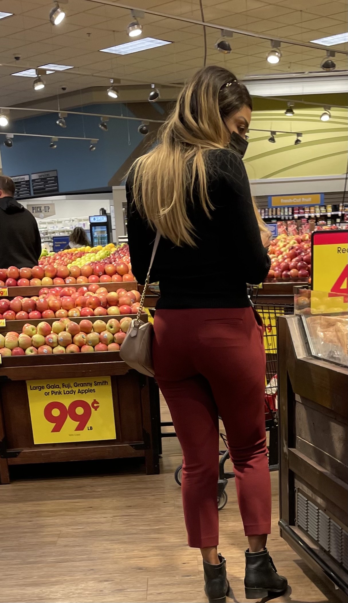 Fine ass in the grocery store