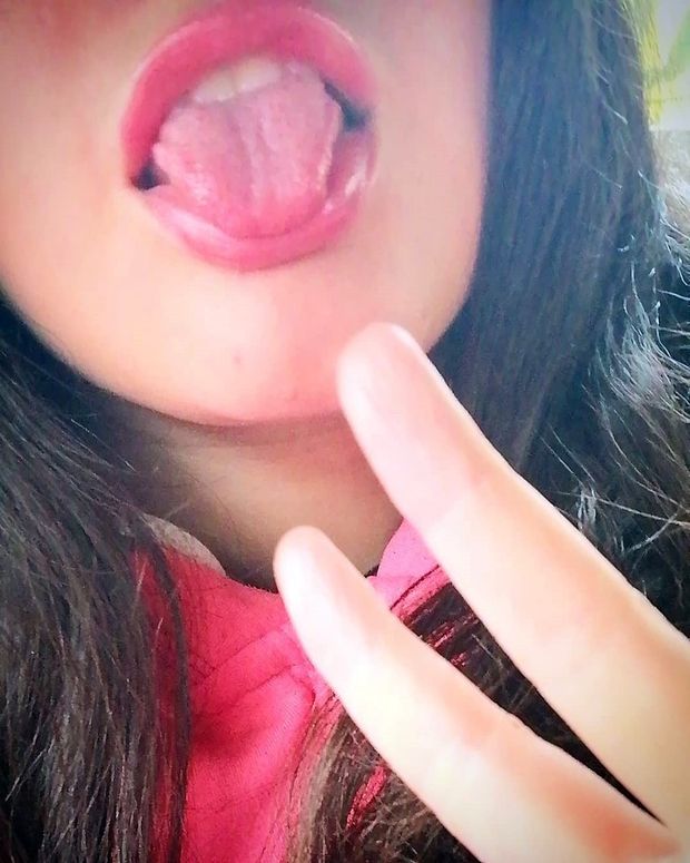 lips and tngue selfie