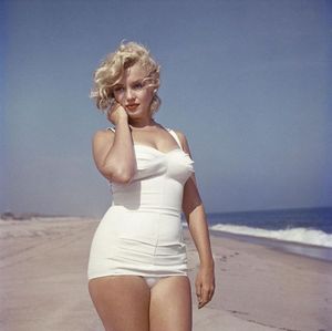 Beautiful Pics Of Marilyn Monroe On The Beach Taken By Sam Shaw In 1957 (17 Pics)