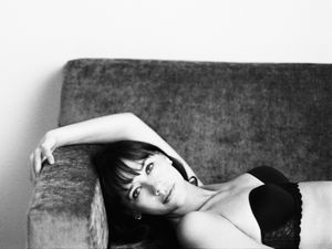 Rashida Jones strapless bra