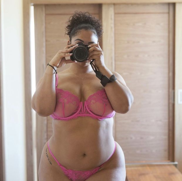 Tabria Majors using a camera
