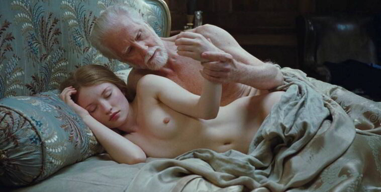 Emily Browning nago