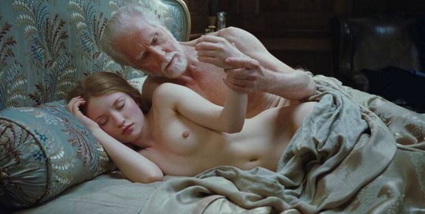 Emily Browning nago
