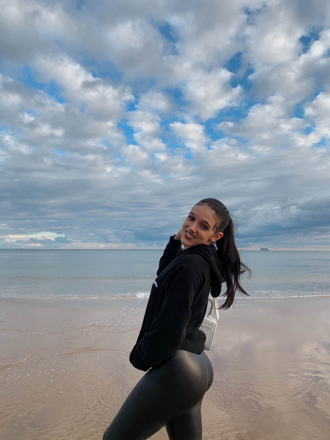 Chick with nice ass at the beach