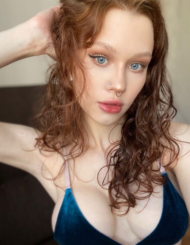 Busty Redhead Sophia Simens