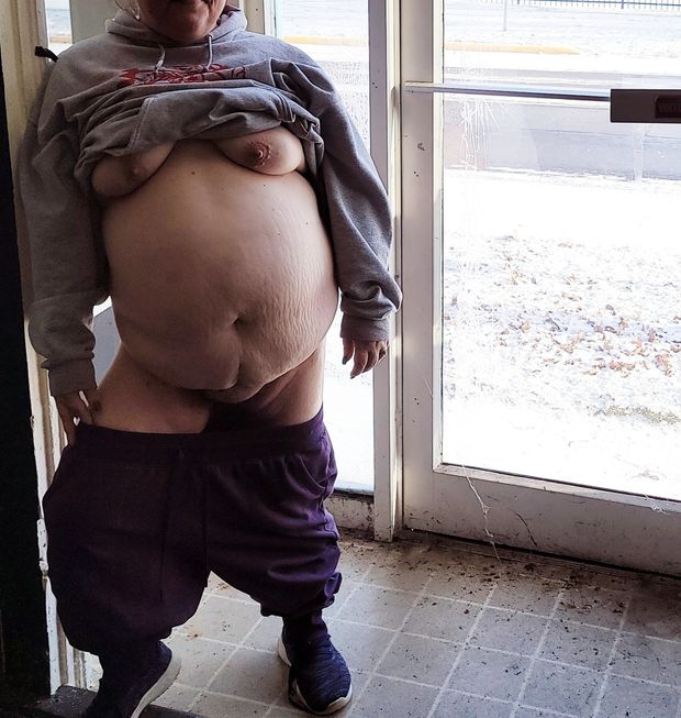 BBW full frontal flash in public store doorway