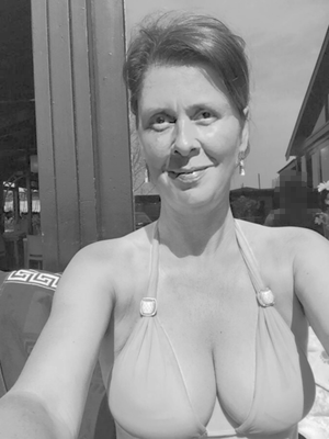 Ma mère en bikini à des gros seins