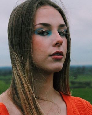 Cumtribute her please