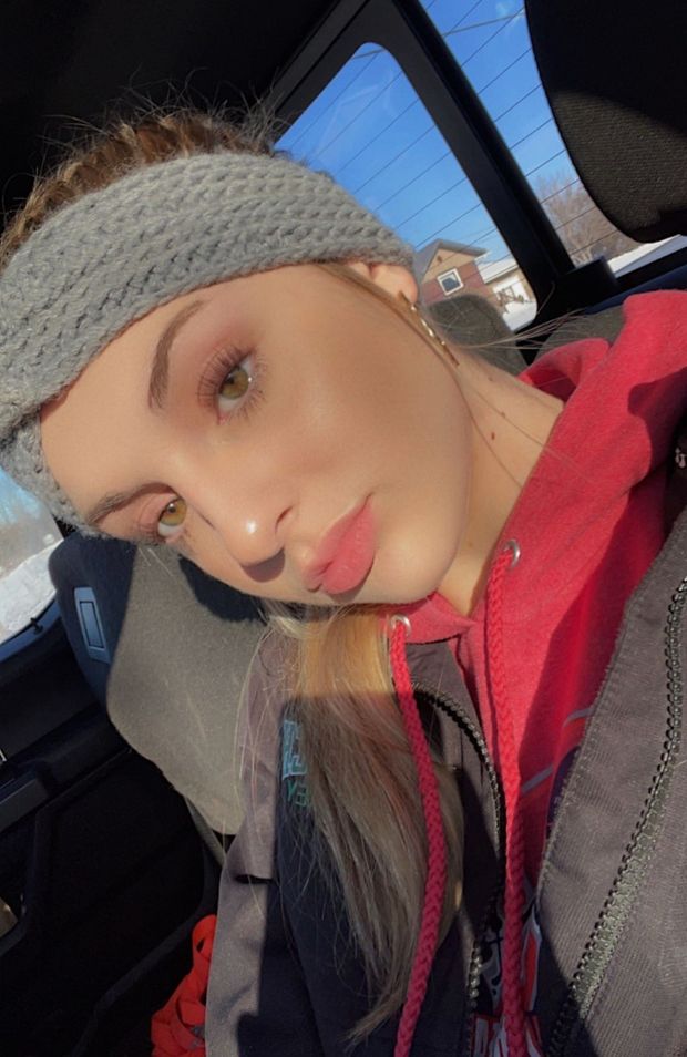 Keyra great lips in car