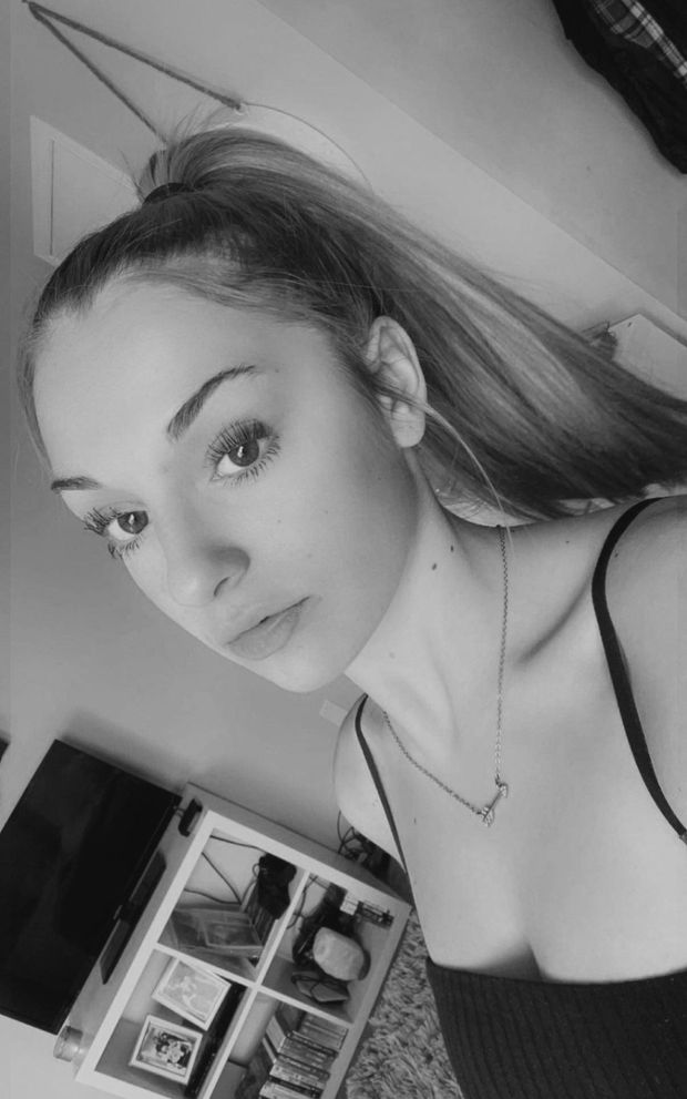 Keyra cleavage ponytail