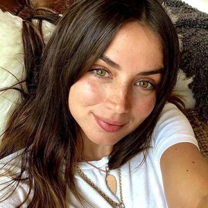 Ana De Armas Selfie
