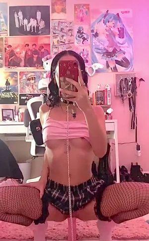 Otaku puertorriqueña cabalga consolador