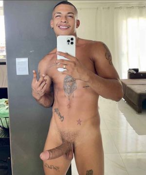 LATINO GUAPO CON EL PENE DURO