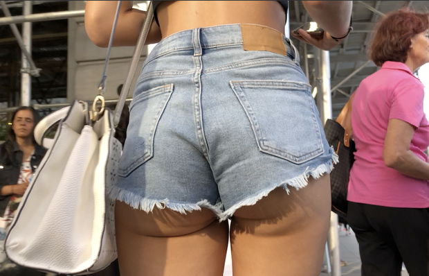 Candid teen butt