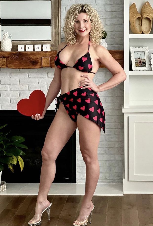 Sexy fit mature babe in sexy bikini