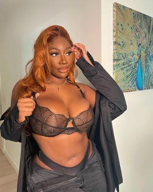 Shani Jamilah looking sexy in her bra and panties