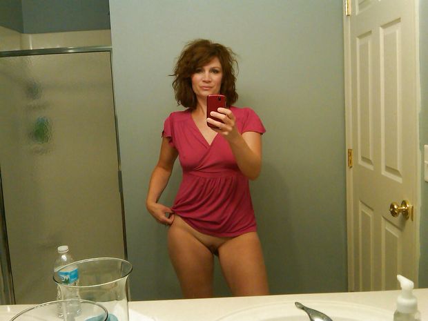 Amateur bottomless bathroom selfie (22 views)