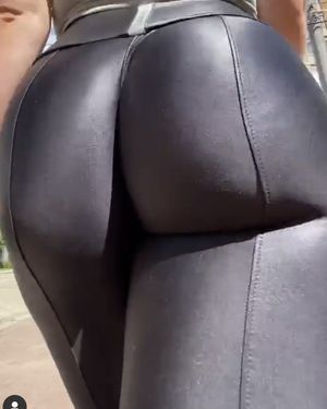 Big booty in tight leggings