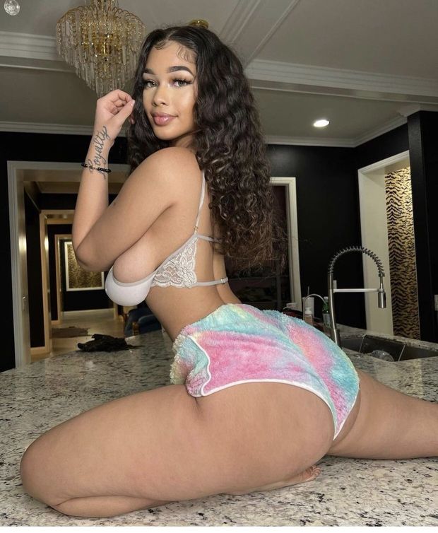 Lexie beautiful ass leg out