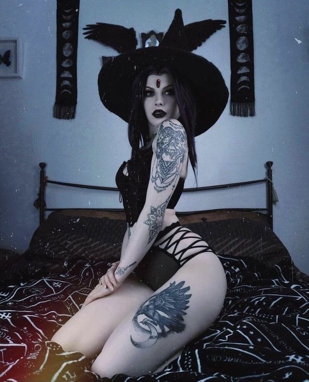Inked curvy witch on bed
